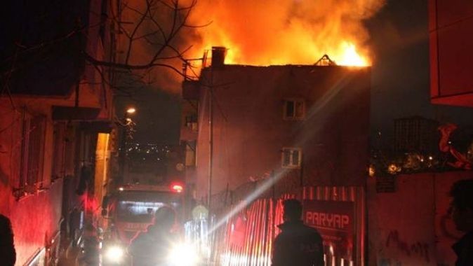 Kağıthane’de 5 katlı bir binanın çatı katı yandı