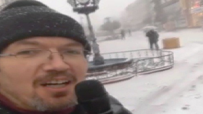 Kar sevincini sokakta mikrofonla haykırdı