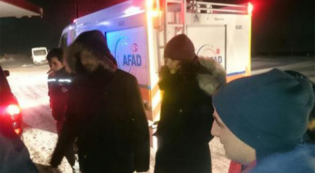 Kars&#039;ta karda mahsur kalan 5 kişiyi, AFAD ve UMKE ekipleri kurtardı