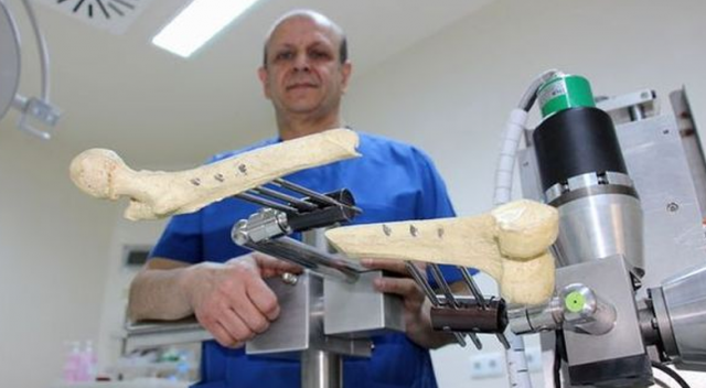 Kırık ameliyatı yapan robot