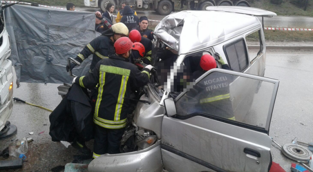Kocaeli&#039;de minibüs kamyonla çarpıştı: 2 ölü, 4 yaralı
