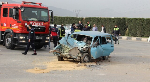 Manisa&#039;da otomobil ile minibüs çarpıştı: 1 ölü, 2 yaralı