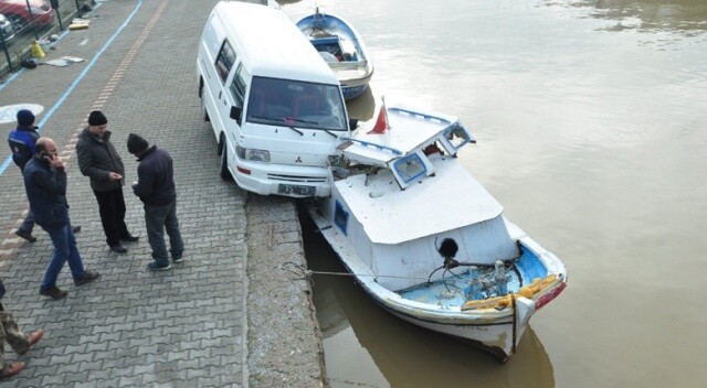 Minibüs tekneye çarptı