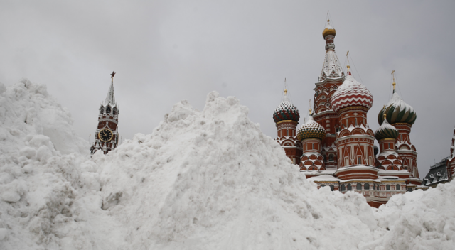 Moskova&#039;ya bir günde bir aylık kar yağdı