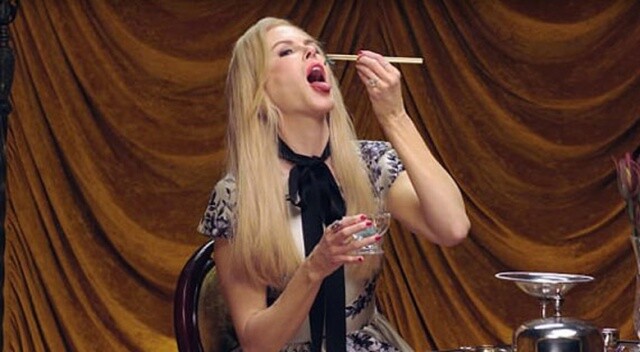 Nicole Kidman bir tabak dolusu kurtçuk yedi