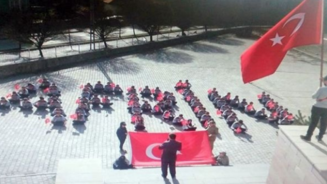 Öğrenciler okul bahçesinde &#039;Afrin&#039; yazıp Türk bayrağı açtı