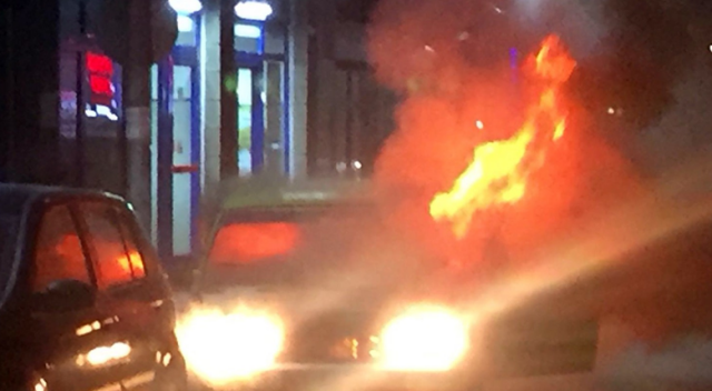 Rize&#039;de park edilmeye çalışılan otomobil alev alev yandı