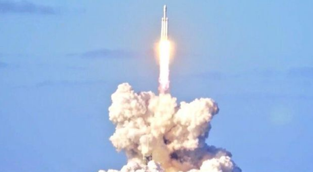 Space-X&#039;in Mars roketi Falcon Heavy fırlatıldı!