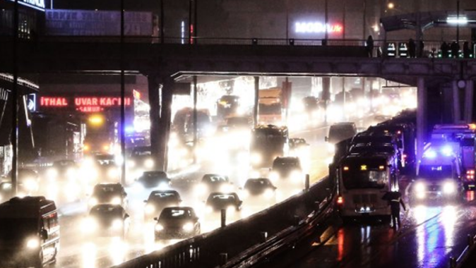 Tatil dönüşü İstanbul&#039;da trafik yoğunluğu arttı