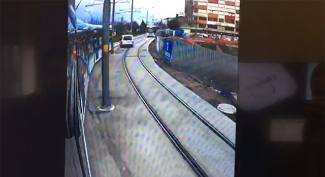 Tramvay yoluna giren araç iki tramvayın arasında kalmaktan kıl payı kurtuldu