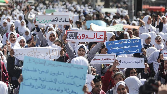 UNRWA çalışanları ABD&#039;nin yardımları azaltma kararını protesto etti