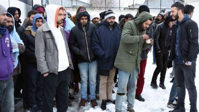 Yunanistan&#039;ın geri gönderdiği kaçaklar donmaktan son anda kurtarıldı