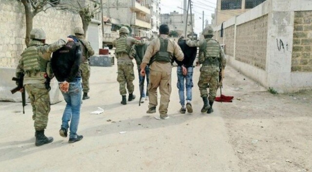 Afrin halkı yakaladıkları 3 YPG&#039;li teröristi teslim etti