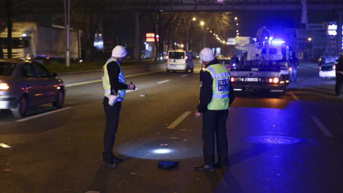 Ankara&#039;da otomobil yayaya çarptı: 1 ölü, 1 yaralı