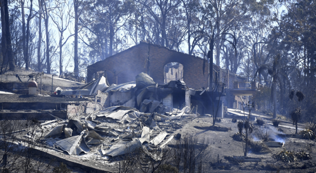 Avustralya&#039;daki yangınlarda 88 ev yandı