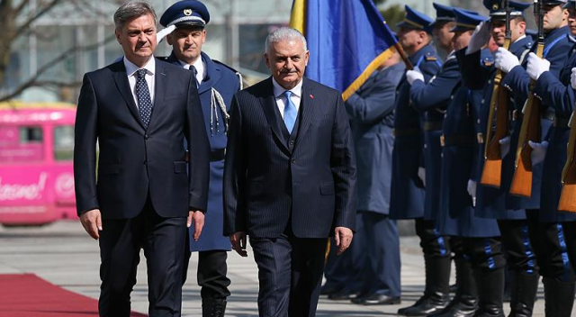 Başbakan Yıldırım, Saraybosna&#039;da resmî törenle karşılandı