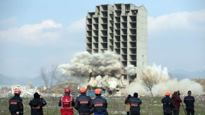Bursa&#039;da 300 kilo dinamitle yıkılmayan bina kendiliğinden yıkıldı
