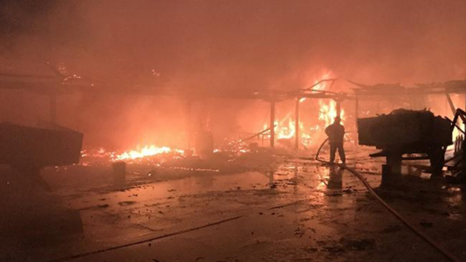 Bursa’da kereste fabrikası ve yanındaki ev alev alev yandı ​