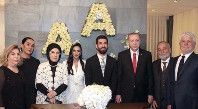 Cumhurbaşkanı Erdoğan, Aslıhan ve Arda çiftine çift bilezik taktı