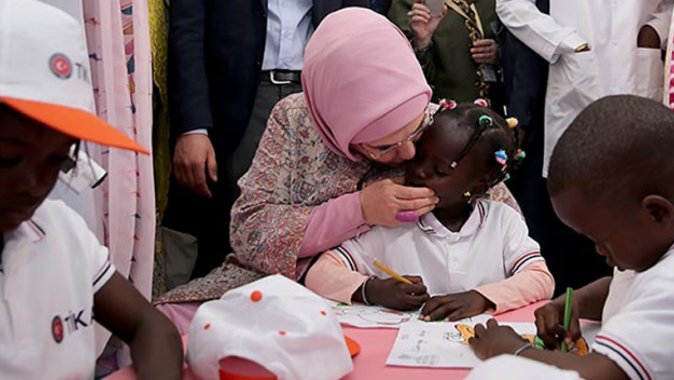 Emine Erdoğan, Pikine Sosyal Pediatri Enstitüsü&#039;nü ziyaret etti