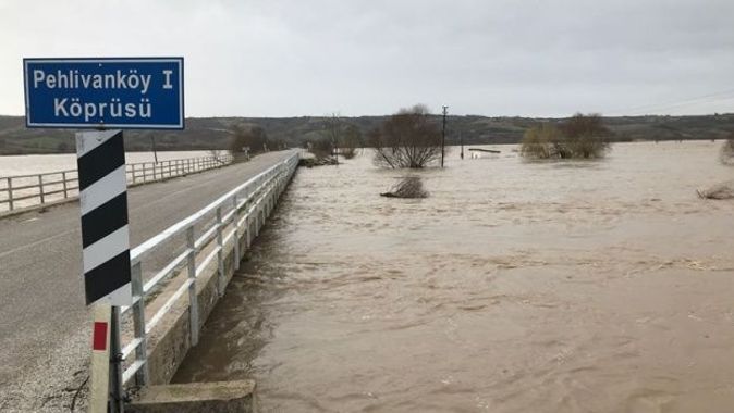 Ergene Nehri&#039;nin debisi yükseldi, iki köy yolu kapandı