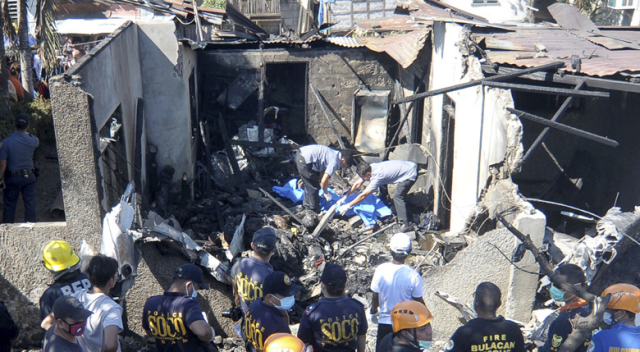 Filipinler’de tek motorlu uçak evin üzerine düştü: 10 ölü