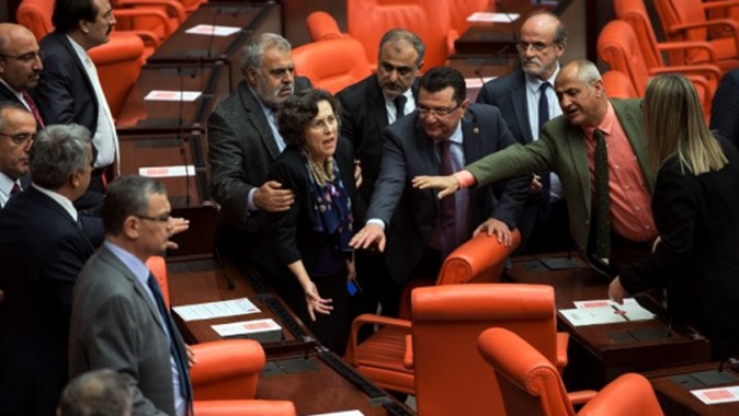 HDP&#039;li vekil Mehmetçik&#039;e dil uzattı, Meclis&#039;te kavga çıktı