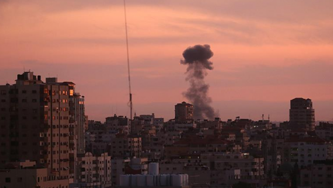 İşgalci İsrail&#039;den Gazze&#039;ye hava saldırısı