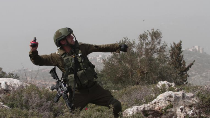 İsrail polisi, bebekli çiftin üzerine gaz bombası attı