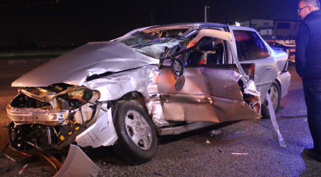 Kartepe&#039;de tır, otomobil ve yolcu minibüsüyle çarpıştı: 4 yaralı