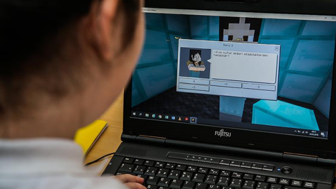 Kodlama eğitimi alan öğrenciler, bilgisayar oyunuyla ders çalışıyor