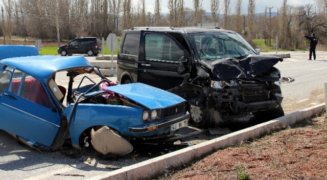 Kütahya&#039;da otomobille minibüs çarpıştı: 2 ölü, 2 yaralı