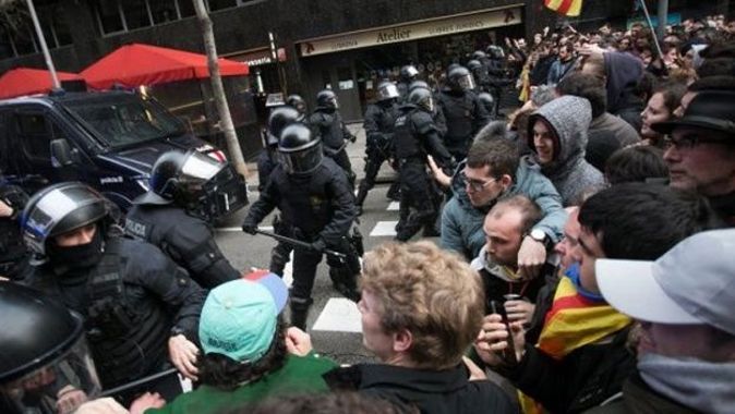 Katalonya Özerk Yönetimi Başkanı Puigdemont gözaltına alındı, İspanya karıştı