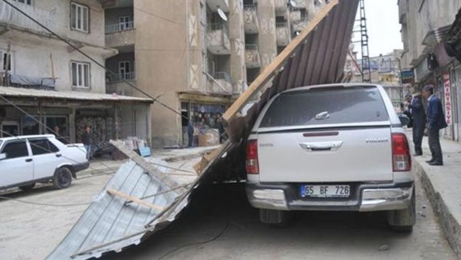Rüzgarın etkisiyle ev ve iş yerlerinin çatıları havada uçtu, vatandaş sokakları boşalttı