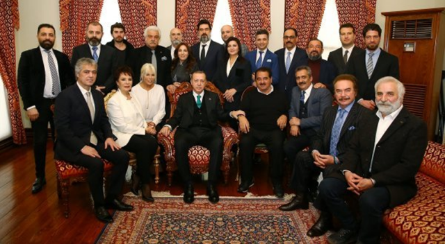 Sanatçılarla Erdoğan&#039;ın fotoğrafı CHP&#039;nin gündeminde