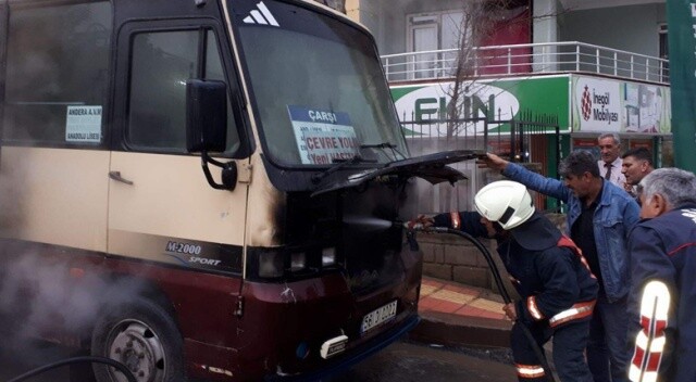 Siirt’te seyir halindeki minibüs alev aldı