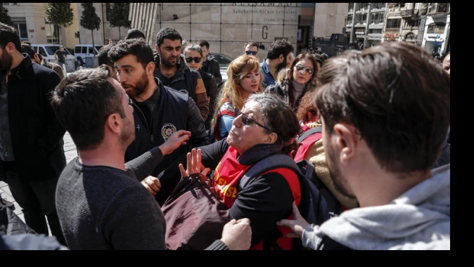 Taksim&#039;de izinsiz yürüyüşe polis müdahalesi: 6 gözaltı