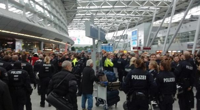 Terör örgütü PKK/YPG yandaşları Düsseldorf Havalimanı&#039;nda olay çıkardı