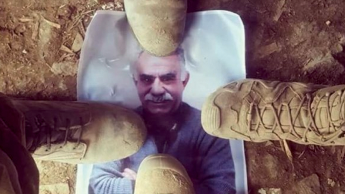 Teröristbaşı Öcalan&#039;ın fotoğrafı ayaklar altında