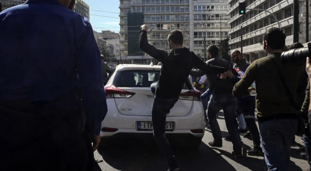 Yunan taksiciler UBER&#039;e tekme tokat saldırdı