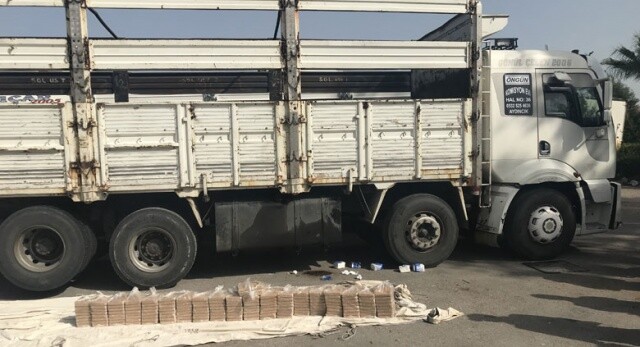 Adana&#039;da bir kamyonun kasasından kilo kilo uyuşturucu çıktı!