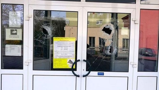 Almanya&#039;da terör örgütü yandaşları cami ve restoranlara saldırdı