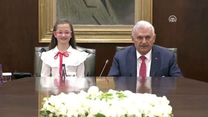 Başbakan Yıldırım&#039;ın koltuğuna 11 yaşındaki Esma oturdu