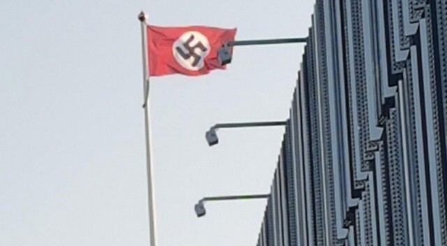 Dünyayı şoke eden görüntü! Nazi bayrağı çektiler