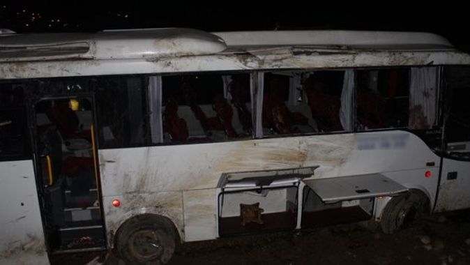 Elazığ-Diyarbakır yolunda yolcu midibüsü devrildi: 29 yaralı