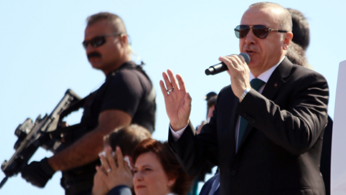 Erdoğan&#039;dan yere düşen bayrağı görünce konuşmasını yarıda kesti