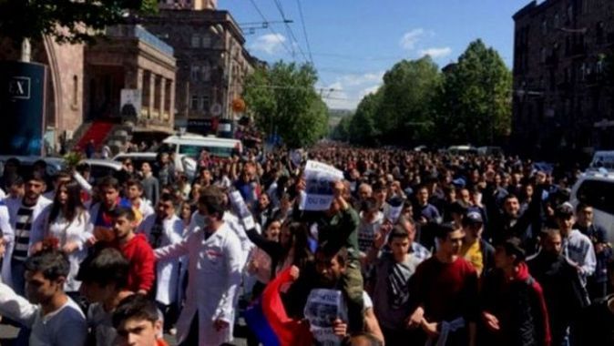 Ermenistan karıştı! Asker üniformalı protestocular sokaklara döküldü