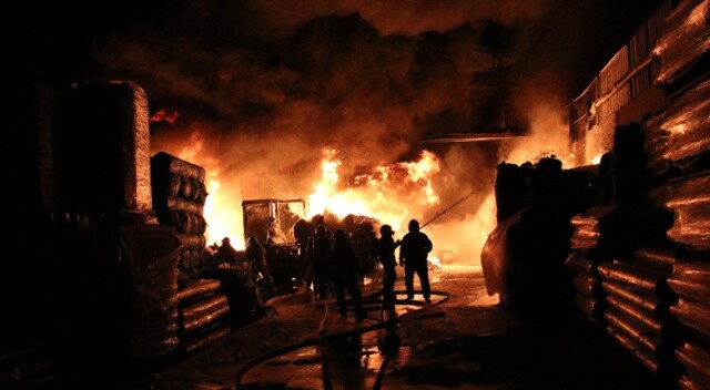 İstanbul&#039;da korkutan yangın! Gece karanlığını alevler aydınlattı