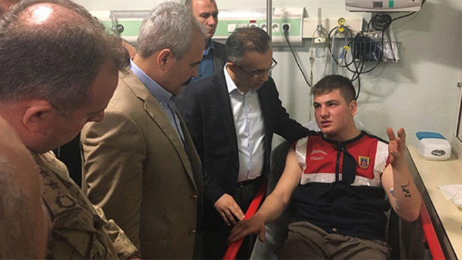 Karabük Valisi uçuruma yuvarlanan cezaevi aracındaki yaralananları ziyaret etti