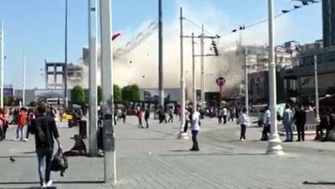 Taksim&#039;de panik! AKM&#039;nin ön cephesi yıkıldı